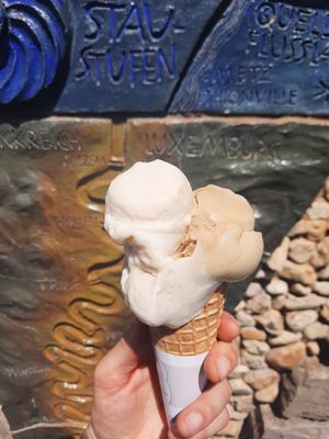 Walnuss, Pistazien und Amaretto Eis :) at Gellateria Fratelli Bortolot in Cochem