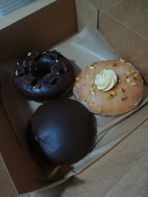 Chocolate brownie, vanilla... at VegAmazing Doughnuts in Madrid
