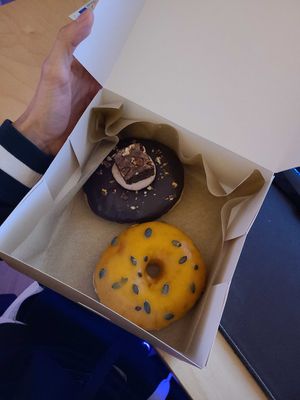 Brownie + maracuyá 🥺💞 at VegAmazing Doughnuts in Madrid
