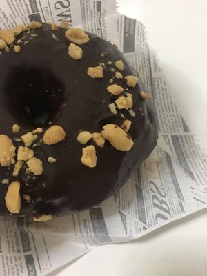 Chocolate y cacahuete at VegAmazing Doughnuts in Madrid