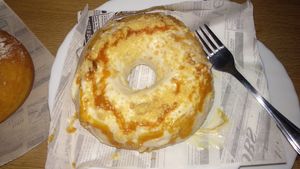 Chocolate blanco con galleta, arándanos y toffee at VegAmazing Doughnuts in Madrid