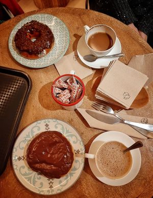 Café y donuts at VegAmazing Doughnuts in Madrid