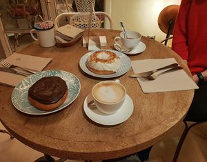 Piso de abajo at VegAmazing Doughnuts in Madrid