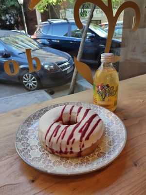 Merienda con kombucha. at VegAmazing Doughnuts in Madrid