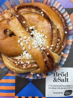 Cinnamon bun végane 🌱   at Bröd & Salt - Gamla Stan in Stockholm