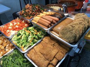 normal daily suppy with the top is main dishes at Yǒng Yuán Sùshí 永緣素食 in Taipei