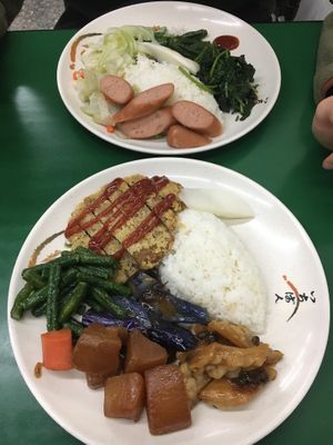 Option to choose (per person): 1x rice, 1x fake meat, 4x veggies  at Yǒng Yuán Sùshí 永緣素食 in Taipei