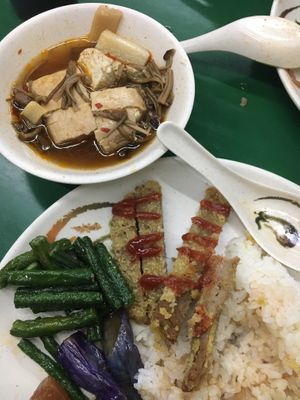 The pork Schnitzel looks like real meat but tastes great. (The woman told us it consists of mushrooms). The stinky tofu has also a nice texture. at Yǒng Yuán Sùshí 永緣素食 in Taipei