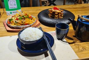 Zinderende aardappels en teriyaki tempeh at WángYǔYān Sù Fāng 王语嫣素坊 in Dali
