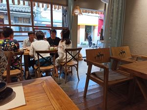 Seating downstairs at WángYǔYān Sù Fāng 王语嫣素坊 in Dali