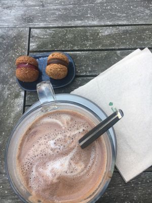 VGN-GF-RSF Caramel cookie bites with chocolate-ginger & raspberry filling. Hot spiced chocolate drink with almond milk, slightly sweetened with date syrup.   at Sharp Sharp Everyday in Rotterdam