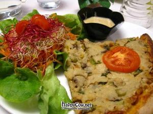 Pizza! at Loving Hut in Paris