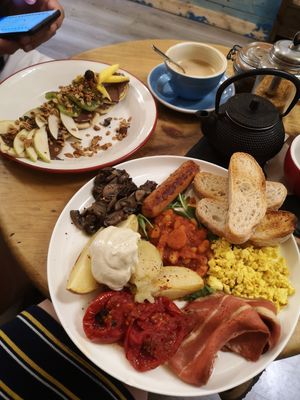 Vegan full English breakfast and pancakes with Nutella at El Petit Princep in Barcelona