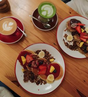 La opción vegana: té matcha con leche de avena y pancakes con salsa de chocolate oscuro. Las frutas y la granola vienen para acompañar. at El Petit Princep in Barcelona