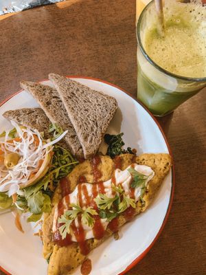 Chickpea omlette with spinach and mushrooms, and a green juice 💚 at El Petit Princep in Barcelona