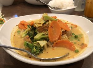 Gang Puck
Made into yellow curry in order to make vegan friendly (menu shows red curry), peas, carrot, broccoli, mushrooms, cabbage at Ta Ra Rin in Eugene