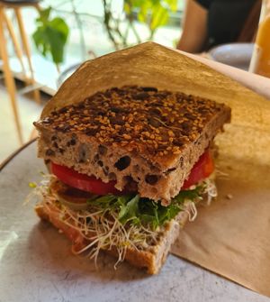 Vegan sandwich: Hummus, sundried tomatoes, olives, paprika, lettuce and tomato. at Godt Brød in Stavanger