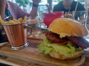 Hamburguesa vegana con patatas at El Templo in Cangas De Onis