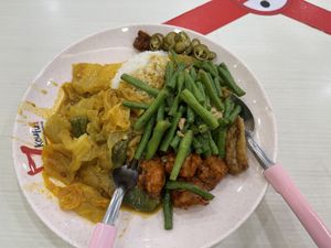 The vegetarian kulouyuk not bad.. curry veg could have been made a little spicy to taste better .. long beans fresh & crunchy ! at Shi Man Lou 食满楼 - Punggol in Northeast Singapore