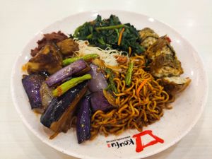 Bee hoon mee with dishes at Shi Man Lou 食满楼 - Punggol in Northeast Singapore