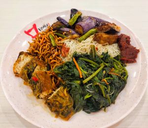 Bee hoon mee with dishes at Shi Man Lou 食满楼 - Punggol in Northeast Singapore