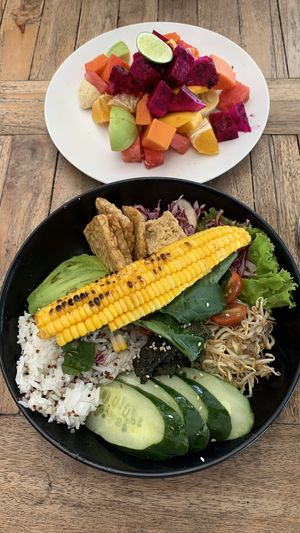 Buddhas delight & fruit salad  at Penida Colada Beach Bar in Penida Island