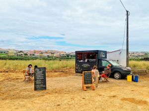 Rua do Zambujo, em frente à Sóflor, depois do cruzamento da praia da areia branca, Lourinhã at Fresh - No Meat No Fish in Miragaia