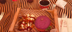 Wow, che dire. È la prima volta che mangio da un vegano e devo dire che è molto buono, soprattutto le patate al forno. Sono rimasto stupito come i miei amici. Qualita e prezzi  at Flower Burger in Florence