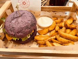 Flowerburger mmmmhhhhhh….. sehr lecker ! Empfehlenswert!😋😋😋😋😋😋😋 at Flower Burger in Florence