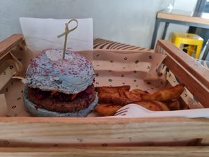Puffi burger with savory potatoes at Flower Burger in Florence