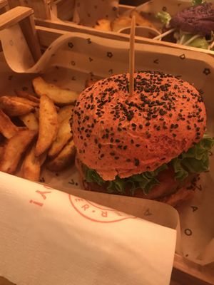 Buono il ripieno ma non era niente di speciale e il pane era di pessima qualità. Mi aspettavo di meglio😒… comunque è sempre una valida alternativa per mangiare veg fuori cas at Flower Burger in Florence