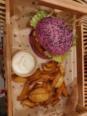 Burger with fries and extra mayonnaise at Flower Burger in Florence