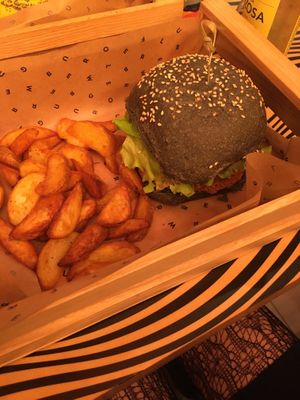 Cheesy cecio and oven baked potatoes at Flower Burger in Florence