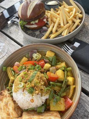 Curry en de no meat burger  at Lot en de Walvis in Leiden