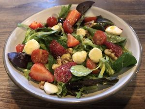 Ensalada de fresa cherry mozarella y nuez con vinagreta de mostaza at La Urbana in A Coruna