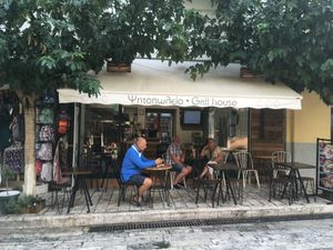 Streetview of the restaurante at Garlic Grill House in Samos