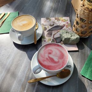 Beetroot Latte en Cappuccino XL at Bluebirds in the Backyard in Dordrecht