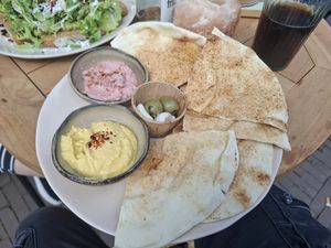 Brood met hummus at Bluebirds in the Backyard in Dordrecht