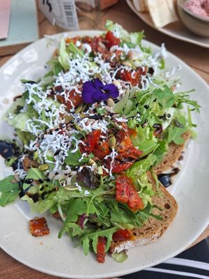 Desembrood met avocado en vegan feta at Bluebirds in the Backyard in Dordrecht