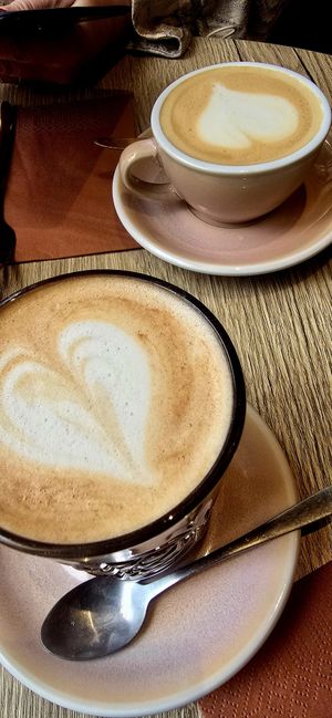 Cinnamon & chocolate latte, flat white at Bluebirds in the Backyard in Dordrecht