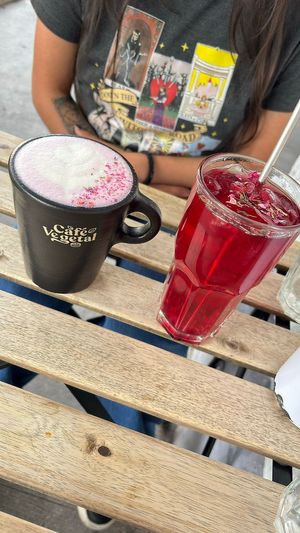 Flower latte y Te flamingo at Café Vegetal in Mexico City