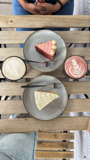Chai latte, Pink chai latte, Pastel red velvet, Zanahoria at Café Vegetal in Mexico City