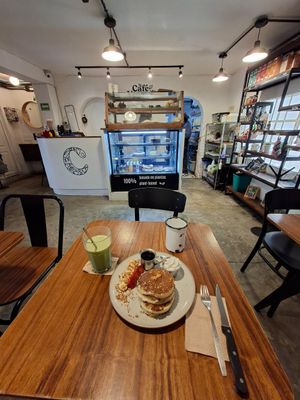 Hot cakes + matcha latte frío at Café Vegetal in Mexico City
