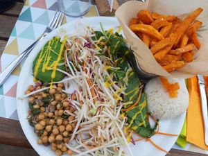 Buddha bowl at Les Mets d'Alice in Seignosse