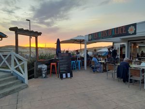 Outdoor  seating  at Les Mets d'Alice in Seignosse