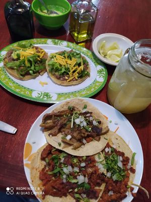 Tacos y sopesitos. Pastor y bistec at Gold Taco in Mexico City