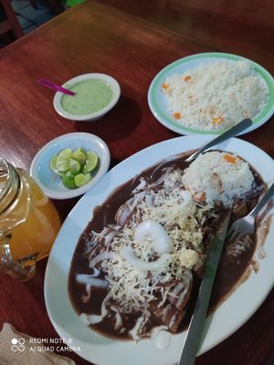 Enfrijoladas gratinadas y arroz. No sabía que ya viene con arroz at Gold Taco in Mexico City