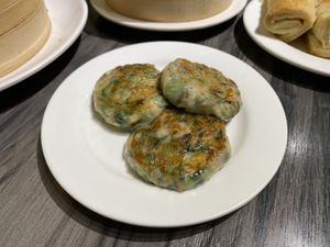 Green onion dumpling pancake thing  at Bǎo Dá Gǎng Shì Chá 寶達港式茶 in Taichung
