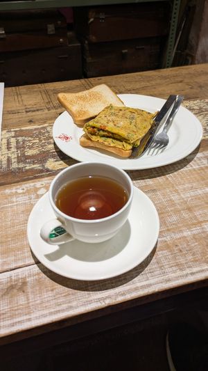 Green tea and veg omlette at Sam's Art Cafe in Jodhpur