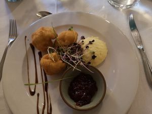 Crispy Blumenkohl, Zwiebelragout und Kartoffelpürree at Grünzeug in St Leonhard Im Pitztal
